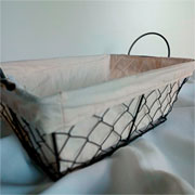 Cesta retangular com alça de ferro e tecido 37x27x17 cm 