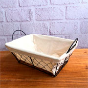 Cesta quadrada com alça de ferro e tecido 29x27x16 cm 