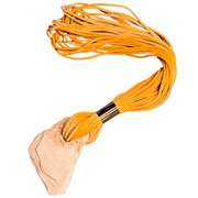 Colar de pedra Fortaleza fios de veludo caramelo 97 cm 