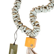 Colar de madeira Olinda com franja off white 70 cm 