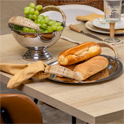 Bandeja em inox Steel com alça em rattan bege 28x36 cm. 