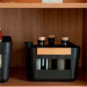 Cesto organizador com alça de bambu Lume preto 7,5 litros. 