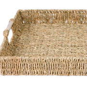 Bandeja em fibra natural com alça de bambu bege 38x28 cm. 