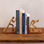 Aparador de livros homens em alumínio dourado base de madeira 31x20 cm 