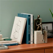 Aparador de livrosem resina mulher bege e preto 18x10 cm 