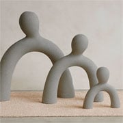 Escultura de poliresina vazada cinza 12x11 cm 