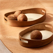 Bandeja de madeira oval revestida em PU caramelo 40x28 cm 