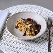 Prato fundo em cerâmica basic sandy bege 20 cm. 