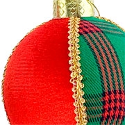 Bola natalina em camurça xadrez II vermelho e verde 12 cm. 