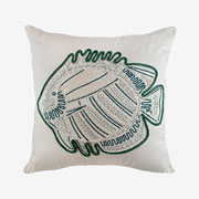Almofada de sarja com bordado rami peixe verde 52 cm 