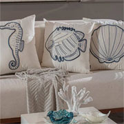 Almofada de sarja com bordado rami peixe verde 52 cm 