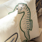 Almofada de sarja com bordado rami cavalo marinho azul 52 cm 