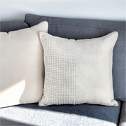 Almofada de Linho Cru Duo com aplique de croche rendado bege 52 cm 