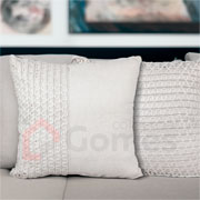 Almofada de Linho Cru com aplique de crochê rendado off white 52 cm 