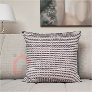 Almofada de Linho Cru com aplique de Crochê rendado preto 52 cm 