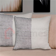 Almofada de Linho Cru Duo com aplique de crochê rendado preto 52 cm 