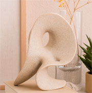 Escultura abstrata de cerâmica bege 22x18 cm 