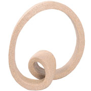 Escultura abstrata vazada de cerâmica bege 30x27 cm. 