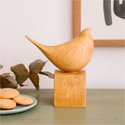 Escultura pássaro em resina com base bege 16x13 cm. 