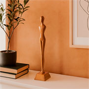 Escultura mulher em resina marrom 34x07 cm. 