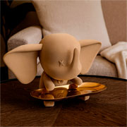 Escultura Dumbo em resina bege com bandeja dourada 36x16 cm 