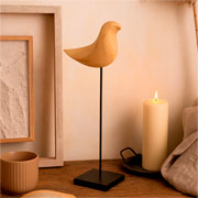 Escultura pássaro em resina bege base preta 34x13 cm. 