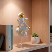 Escultura em resina astronauta no foguete branco e dourado III 18x10 cm. 