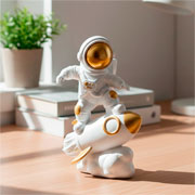 Escultura em resina astronauta no foguete branco e dourado II 20x14 cm 