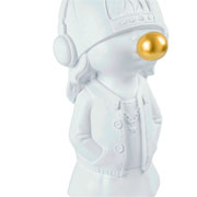 Escultura em resina menino com fone branco 27x10 cm. 