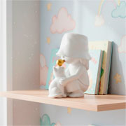 Escultura em resina menina com gato branco 15x11 cm. 