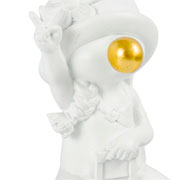 Escultura em resina menina com mala branca 20x15 cm. 